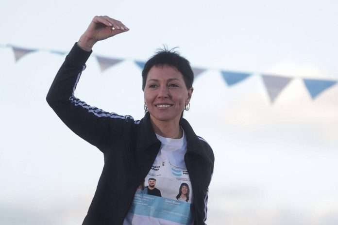 Mayra celebró la victoria de Fuerza Patria en Quilmes con el 48% de los votos: «peronismo siempre» 7 de septiembre de 2025 mayra-quilmes La intendenta de Quilmes y diputada provincial electa, Mayra Mendoza, celebró este domingo el triunfo en las elecciones legislativas, a la vez que ponderó la victoria conseguida en el distrito, luego del escrutinio que arrojó más del 48% de los votos, por lo que les agradeció a las y los vecinos por elegir Fuerza Patria. La Libertad Avanza obtiene el 31,49% y el Frente de Izquierda el 6,31%, con más del 86% de las mesas escrutadas. “Hoy, el pueblo de la provincia de Buenos Aires habló fuerte y claro. A la propuesta de Milei de ‘Kirchnerismo nunca más’, la respuesta de la gente en las urnas fue contundente: ‘Kirchnerismo más que nunca, para el pueblo peronismo siempre’. Porque no se puede borrar la historia de conquistas de nuestro movimiento, ni se puede frenar la fuerza de un pueblo que lucha”, aseguró Mayra, quien valoró también el acompañamiento a Fuerza Patria Quilmes, a la boleta encabezada por Ceci Soler. “Gracias por apoyar los proyectos de trabajo, los que verdaderamente dan resultados. No tengan dudas de que la confianza depositada será devuelta con más gestión y compromiso”, resaltó Mayra quien agradeció el apoyo de los vecinos y vecinas en esta nueva elección, permitiendo un resultado histórico en una votación de medio término, tal como fue la reelección del 2023. “La gente votó contra Milei. Fue la reacción a un gobierno nacional cruel y de ajuste. El pueblo tiene conciencia y sabe que puede y merece vivir mejor, como fue de 2003 a 2015, con los gobiernos de Néstor y Cristina”, destacó Mayra. Y agregó: “por esta razón, cuando les proponen kirchnerismo nunca más, van y votan por más peronismo”. En este sentido, Mayra resaltó que “cada voto a Fuerza Patria es un paso más para que Cristina Fernández de Kirchner esté más cerca de recuperar su libertad. Porque no alcanza con la memoria: necesitamos presente y futuro, y ese futuro lo construimos con Cristina libre y con un pueblo movilizado”. A su vez, Mayra hizo referencia al escándalo que envuelve a la secretaria General de la Presidencia, Karina Milei: “Con la coima de la hermana de Milei se podría haber terminado la estación de tren Héroes de Malvinas, con el 3% de lo que le robó a las personas con discapacidad de la ANDIS, que son aproximadamente 3.000 millones de pesos o un poco más, se podrían hacer muchas obras”. “El presidente Milei frenó la obra pública. Estamos sin el financiamiento del gobierno nacional, porque recortó todo. Lo único que no recortó son las coimas de la hermana. Además de la estación Héroes de Malvinas, nos paralizó las tareas de la nueva traza del Acceso Sudeste, pavimentos, y muchas obras importantes, como las 10 escuelas que estaban proyectadas construir en Quilmes. Por eso les digo que no voy a aflojar nunca a trabajar por Quilmes hasta ver lo que soñamos entre todos y lo que sabemos que nos merecemos”, afirmó. Y finalizó convocando al pueblo a volver a votar el próximo 26 de octubre a Fuerza Patria: “Gracias por la confianza, gracias por la esperanza y gracias por la militancia. Sigamos firmes, porque cuando el pueblo se organiza, la Patria se levanta y nada la puede detener”.