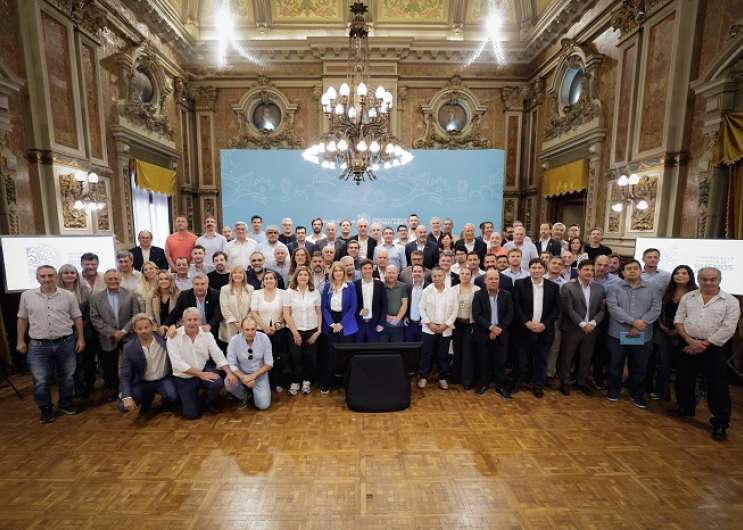 El gobernador de la Provincia de Buenos Aires, Axel Kicillof, encabezó un acto con intendentes bonaerenses, donde renovó los reclamos ante los incumplimientos del Gobierno nacional y anunció nuevas medidas para fortalecer las finanzas municipales. Fue en el Salón Dorado de la Casa de Gobierno junto a la vicegobernadora Verónica Magario y los ministros de Economía, Pablo López; y de Gobierno, Carlos Bianco. En este marco, Kicillof afirmó: “las finanzas municipales y provinciales, a lo largo y a lo ancho de toda la Argentina, están atravesando una crisis originada por tres situaciones: lo que el Estado nacional ha dejado de hacer; lo que nos ha quitado; y la caída de la recaudación como consecuencia de sus políticas de ajuste”. “El resultado es concluyente: con menos recursos tenemos que dar respuestas a necesidades que crecen a medida que el Gobierno nacional deserta de sus funciones y la situación económica se deteriora”, agregó. En primer lugar, Kicillof señaló: “a pesar de que no se trata de recursos originalmente coparticipables, convocamos a los intendentes a adherir a una normativa que nos permita coparticipar lo recaudado en el Fondo de Recupero de las Deudas del Estado Nacional con la Provincia de Buenos Aires”. “En este momento tenemos siete denuncias en la Corte Suprema, de las cuales solo se excluirá lo que corresponda al FONID, que es un derecho de los trabajadores de la educación”, manifestó. Por otro lado, el mandatario bonaerense indicó que “más allá de la situación financiera que estamos atravesando, la Provincia de Buenos Aires va a hacer su mayor esfuerzo para cumplir y pagar en tiempo y forma las cuotas que corresponden al Fondo de Emergencia y Fortalecimiento de la Inversión Municipal votado junto con el presupuesto provincial. La primera cuota se pagará el 30 de abril”.