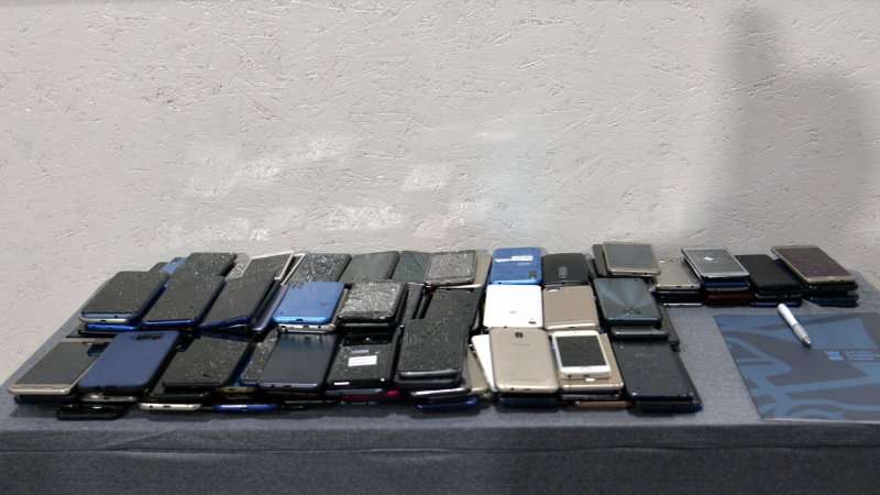 La ministra de Seguridad Nacional, Alejandra Monteoliva, encabezó la destrucción de 4.200 celulares que fueron secuestrados en distintos procedimientos de requisa realizados en unidades penitenciarias federales. Cada uno de estos equipos representaba un canal de comunicación ilegal utilizado para coordinar delitos desde el interior de las cárceles. En este marco, la ministra afirmó: “en nuestras cárceles hay control, ley y orden. Los presos trabajan. No hay celulares. Requisamos, incautamos y destruimos. Además, bloqueamos la señal para impedir cualquier contacto con el exterior.” La medida forma parte de una estrategia integral orientada a cortar la cadena de mando del delito. En ese sentido, el fortalecimiento del control penitenciario permitió avanzar en la interrupción de las comunicaciones que sostienen estructuras criminales desde el encierro. Desde la incorporación del Servicio Penitenciario Federal (SPF) al Ministerio de Seguridad Nacional, los procedimientos de requisa se incrementaron un 330,5% respecto de 2023. Como resultado, se secuestraron 4.200 celulares en distintos operativos dentro de las unidades federales, que fueron destruidos en un procedimiento llevado adelante en el Complejo Penitenciario Federal I de Ezeiza. Otro de los hitos de gestión del SPF fue la implementación del Sistema Integral de Gestión de Personas Privadas de Libertad de Alto Riesgo (SIGPPLAR), que permitió clasificar perfiles, aislar internos de alta peligrosidad y desarticular estructuras de mando. También se incorporó tecnología específica como inhibidores de señal, sistemas anti-drones, escáneres de rayos X y monitoreo permanente. La destrucción de los dispositivos se realizó bajo protocolos estrictos que garantizan la trazabilidad del proceso: desde la detección y el secuestro, hasta la custodia y eliminación definitiva de los equipos.